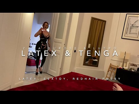 ❤️ Ngoanana e monyane ea nang le hlooho e khubelu ea apereng seaparo sa latex se kentsoeng ke ntate oa bobeli ☑  ﹏